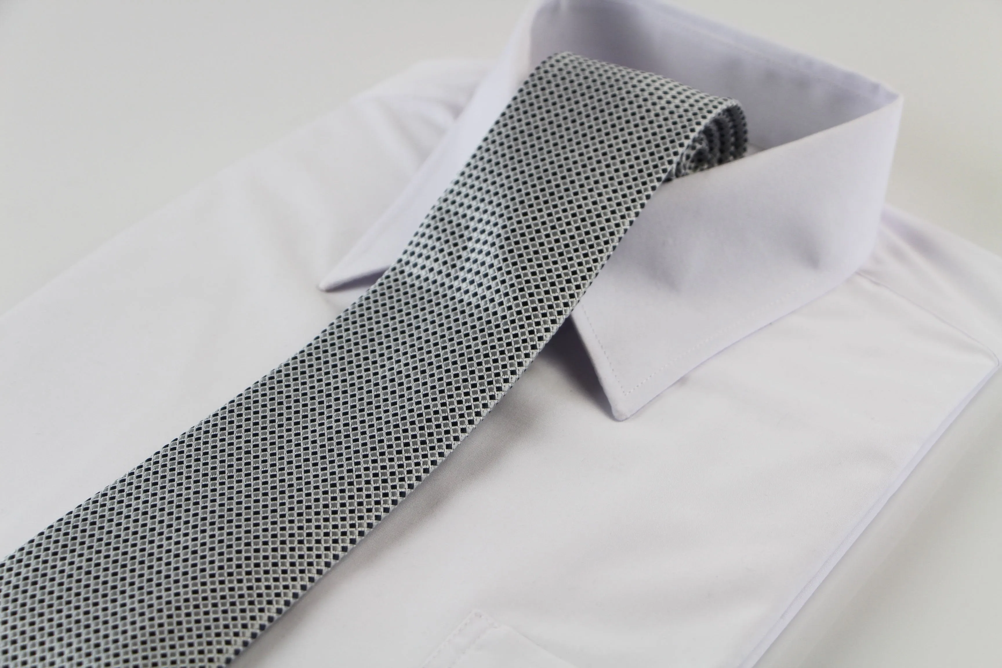 Mens Silver & Black Grid Patterned 8cm Neck Tie