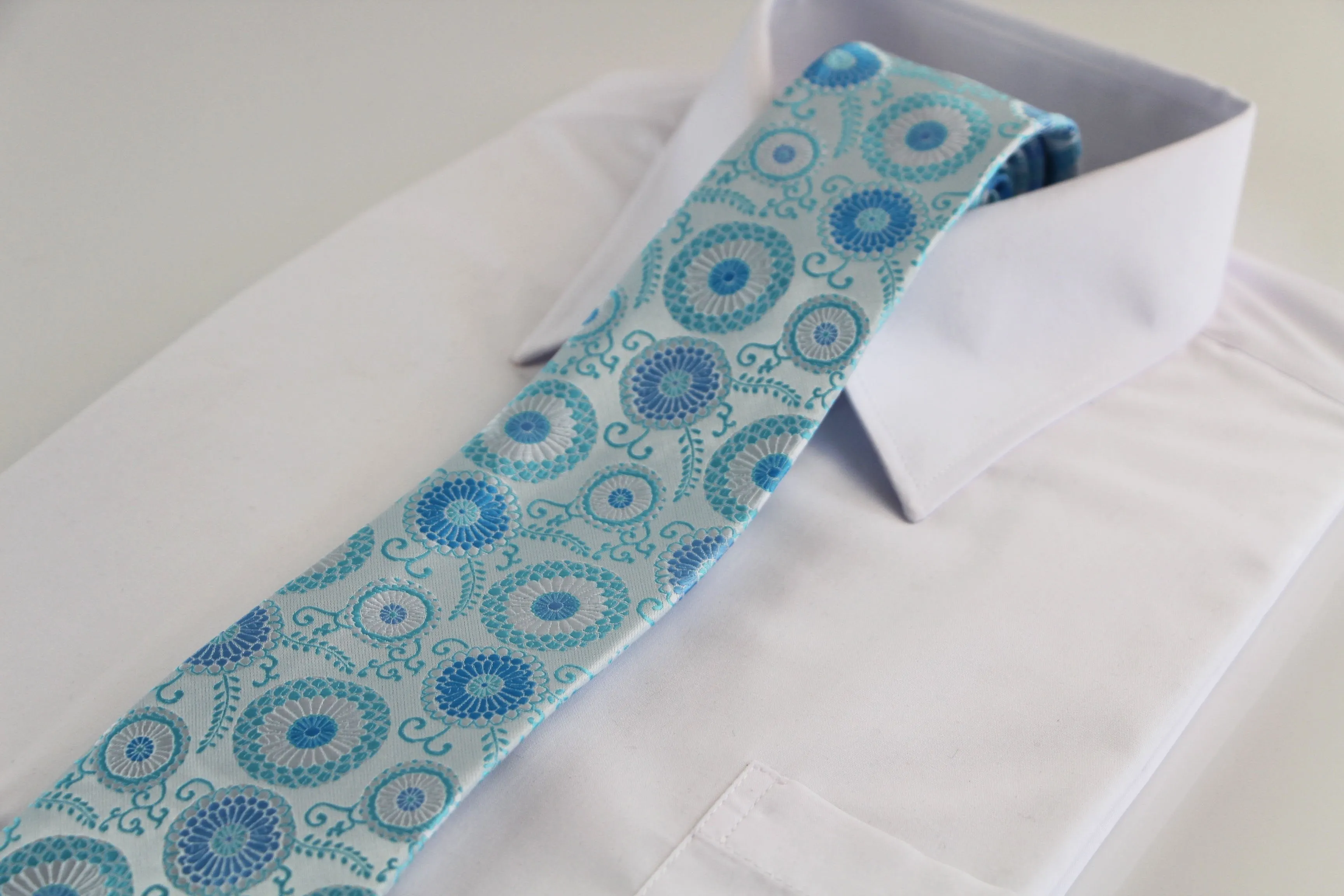 Mens Silver & Light Blue Circle Patterned 8cm Neck Tie